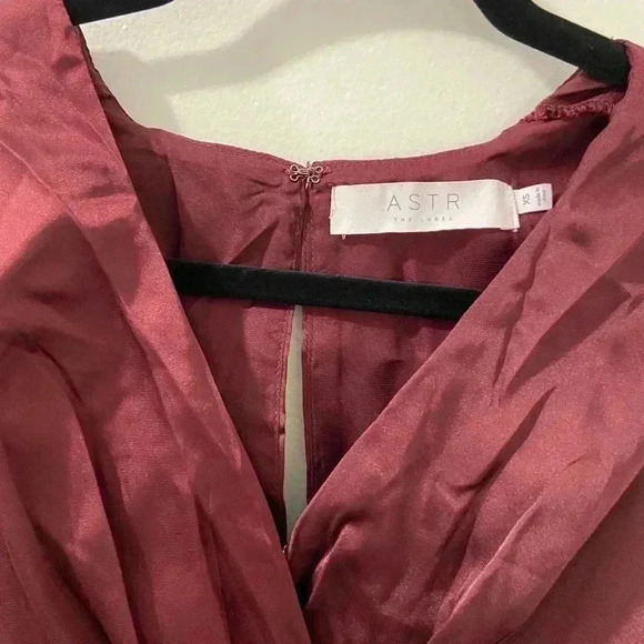 ASTR the Label Alessia Satin Flutter sleeve midi dress Size XS, WINE - Picture 3 of 5